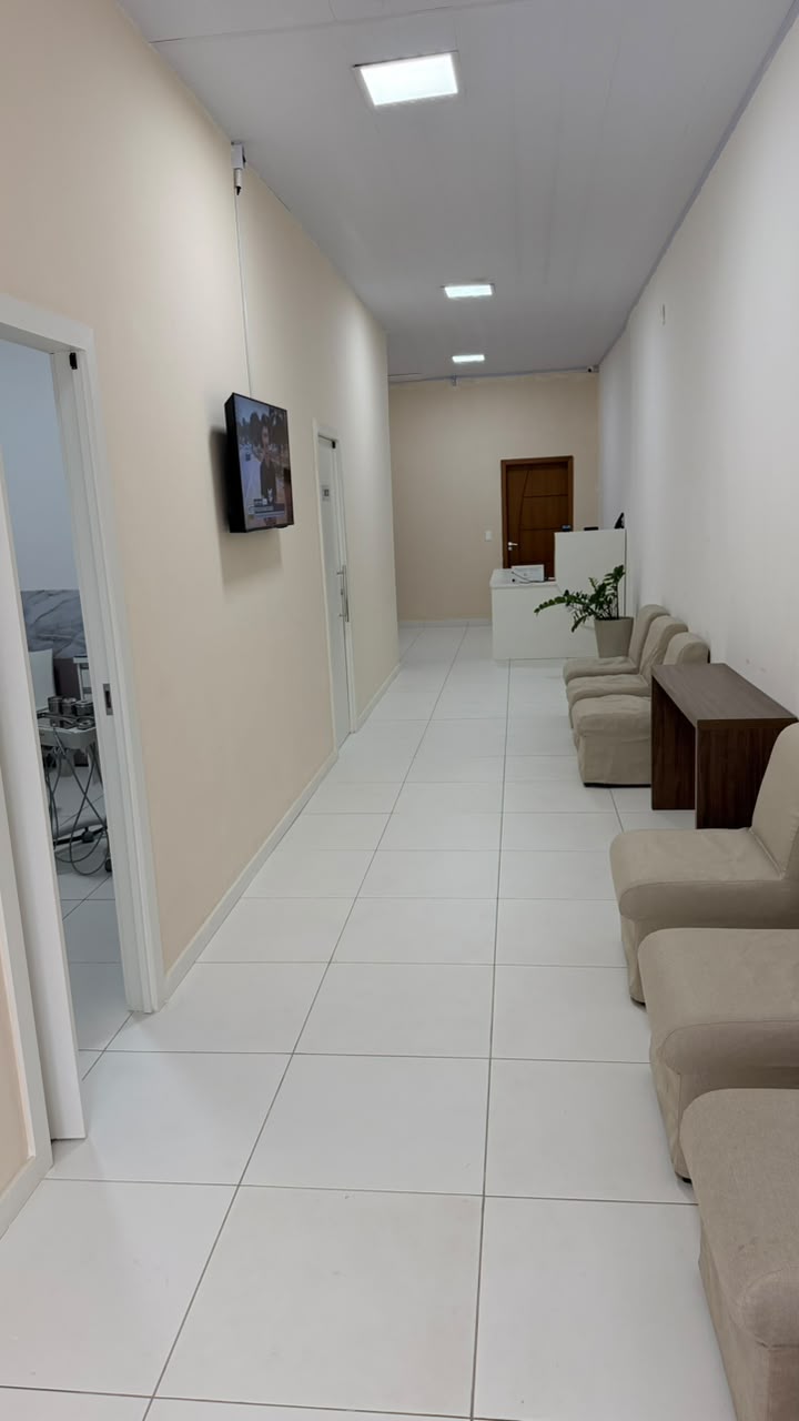 Corredor e sala de espera da Odonto FAV